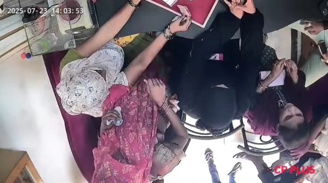 सर्राफा दुकान में महिलाओं ने उड़ाया नाक की कील का पत्ता, CCTV में कैद हुई चोरी की वारदात