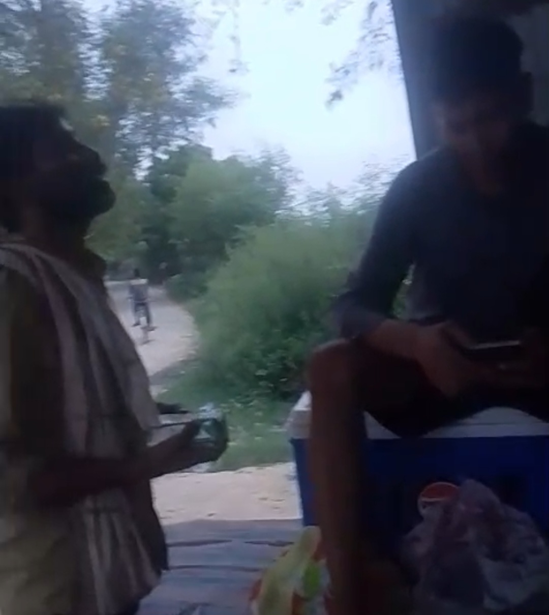 परचून की दुकान पर खुलेआम बिक रही अवैध देशी शराब, वीडियो वायरल, जांच शुरू