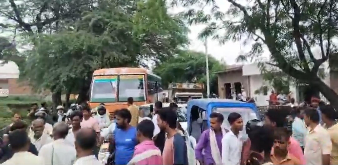 खाद न मिलने से नाराज किसानों का सड़क पर हंगामा, लगाया जाम