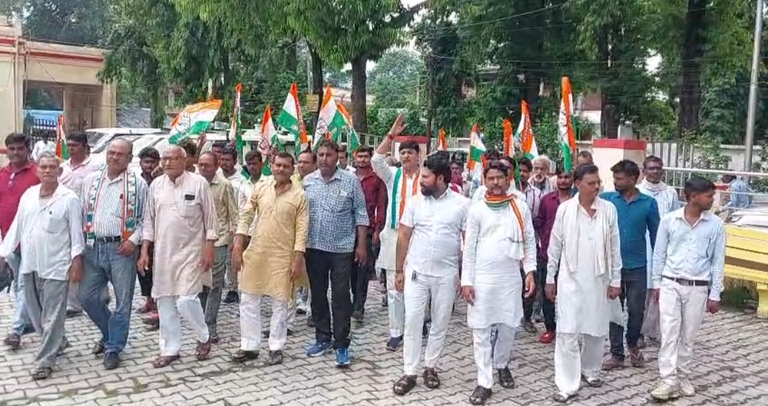 खाद की किल्लत को लेकर कांग्रेस का कलेक्ट्रेट पर जोरदार प्रदर्शन, भाजपा पर लगाए गंभीर आरोप