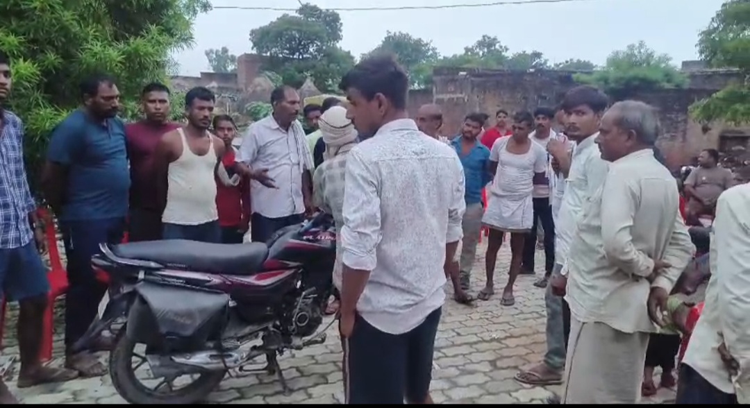 सड़क किनारे पड़ा मिला युवक का शव, परिजनों ने जताई हत्या की आशंका