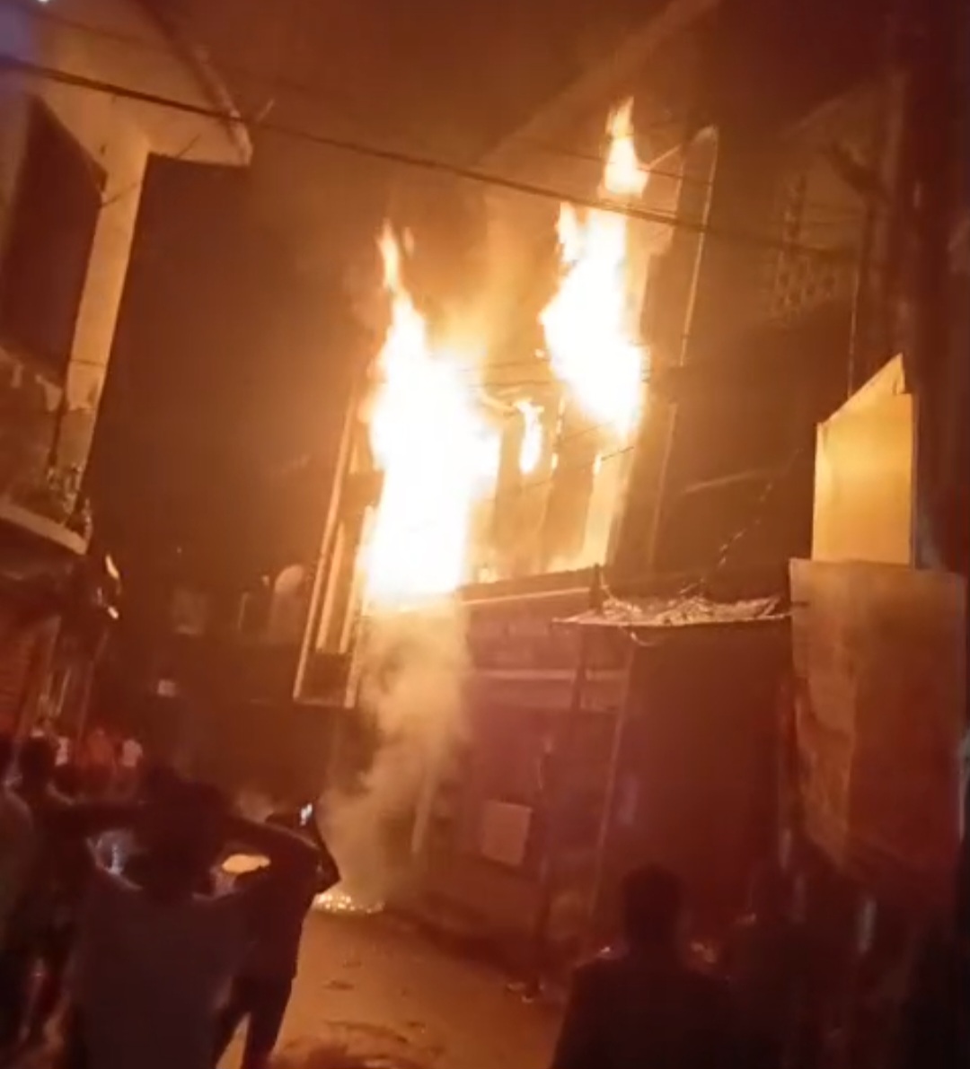 कपड़े की दुकान में लगी भीषण आग