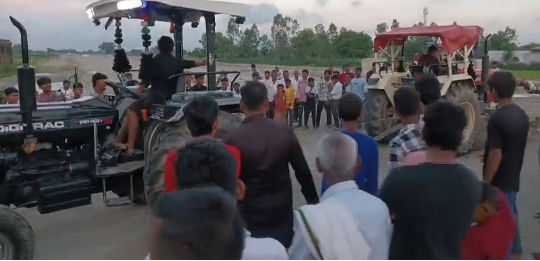 कोठिला सरैया में ट्रैक्टर से स्टंटबाजी, हादसे का खतरा, वीडियो वायरल