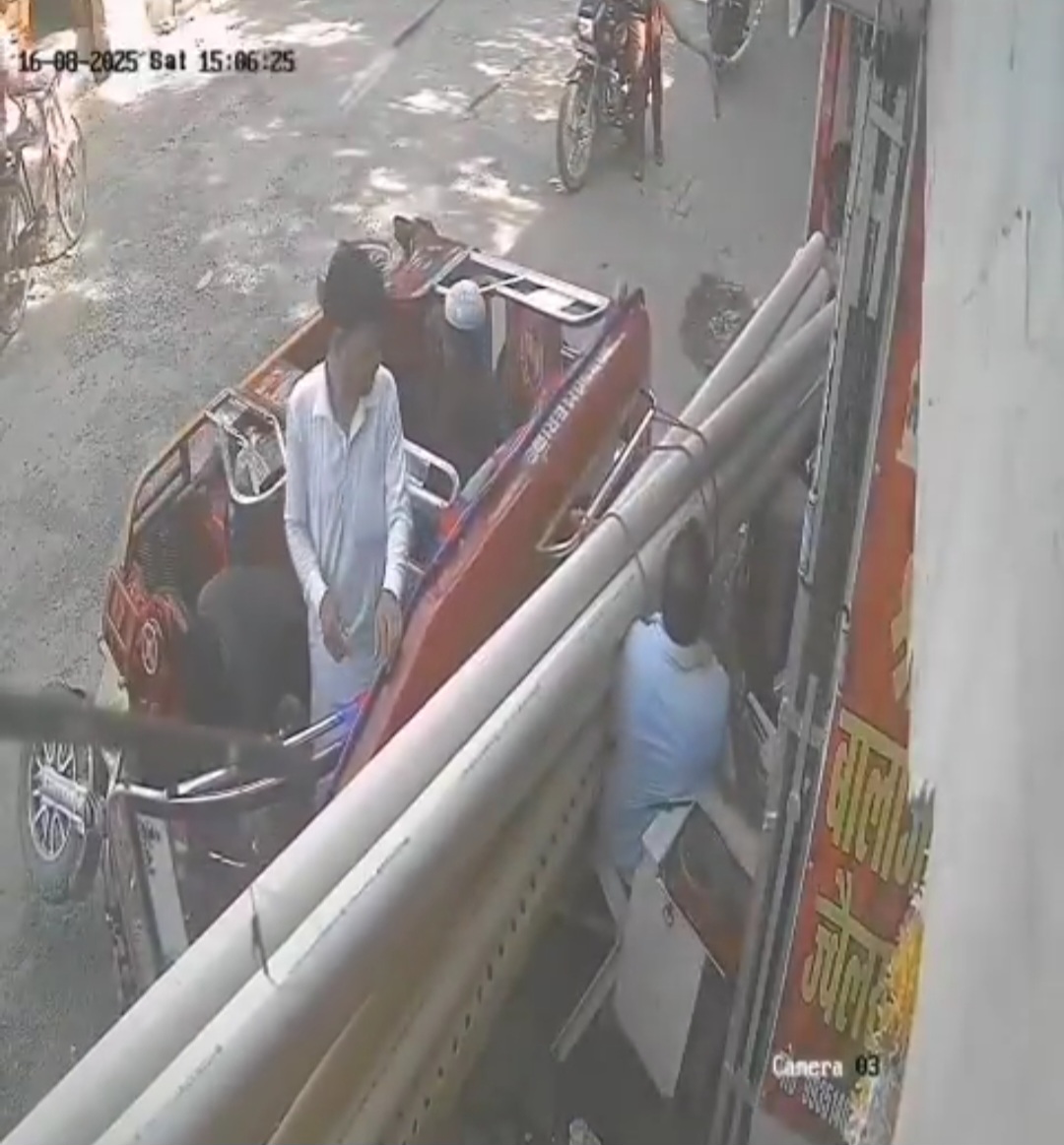 संडीला में ओवरलोड ई-रिक्शा पलटा, राहगीर घायल, सीसीटीवी वीडियो वायरल