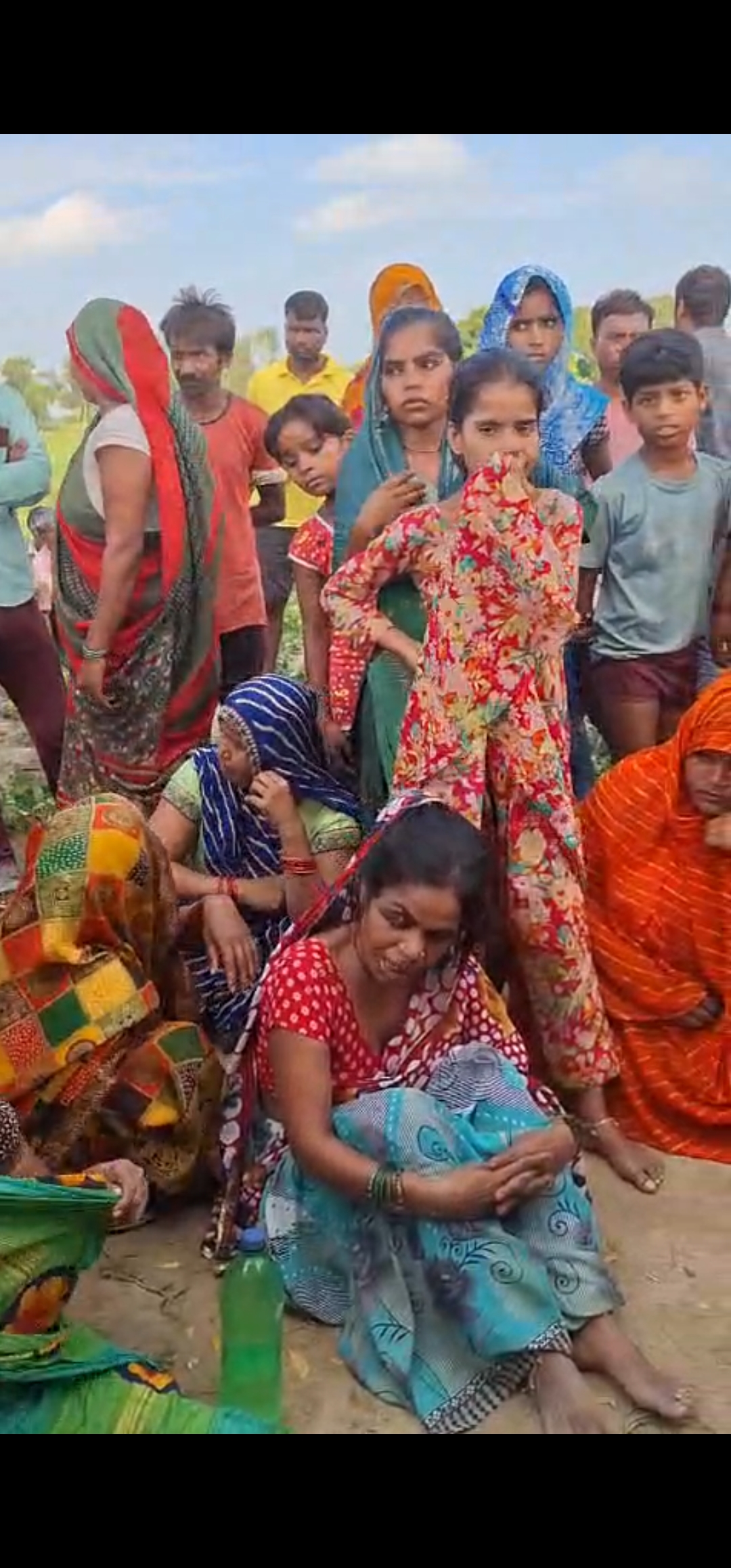 किशोर का शव नीम के पेड़ से लटका मिला, परिजनों ने पड़ोसियों पर लगाया आरोप