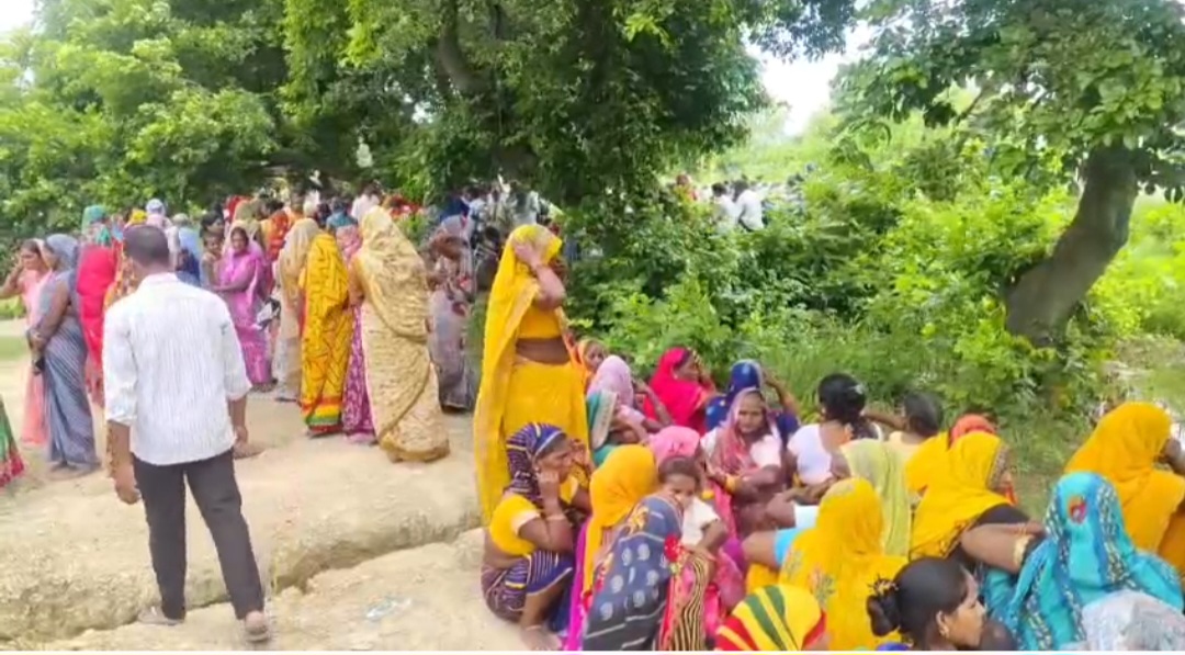 डीसीएम की टक्कर से ट्रैक्टर-ट्राली सवार किसान की मौत, दो घायल