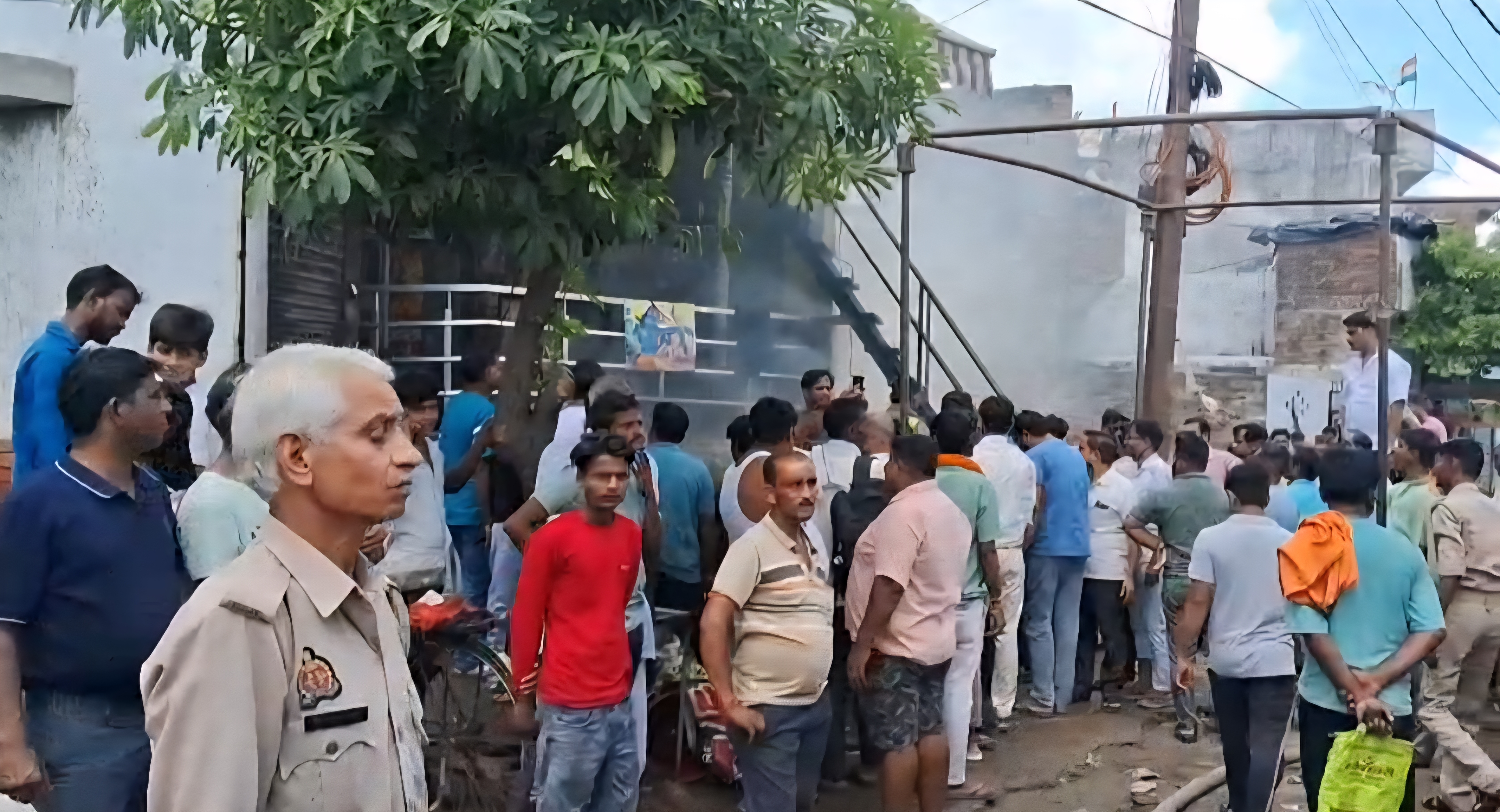  मां ज्वाला मिष्ठान भंडार के बेसमेंट में लगी आग, भारी मशक्कत के बाद पाया गया काबू