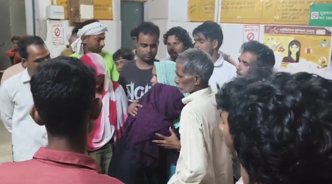 ऑटो की टक्कर से बाइक सवार महिला की मौत, देवर गंभीर रूप से घायल