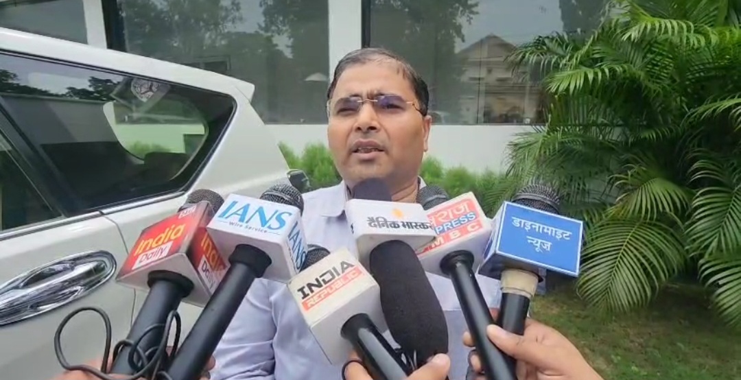 सहकारिता विभाग के प्रमुख सचिव बोले—सब बेहतर, लेकिन खाद को लेकर किसान परेशान