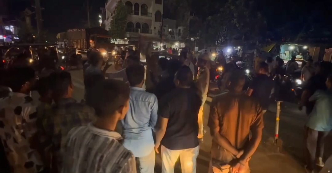 गुटखा थूकने को लेकर सड़क पर बवाल, रायफल लहराने से मची अफरा-तफरी