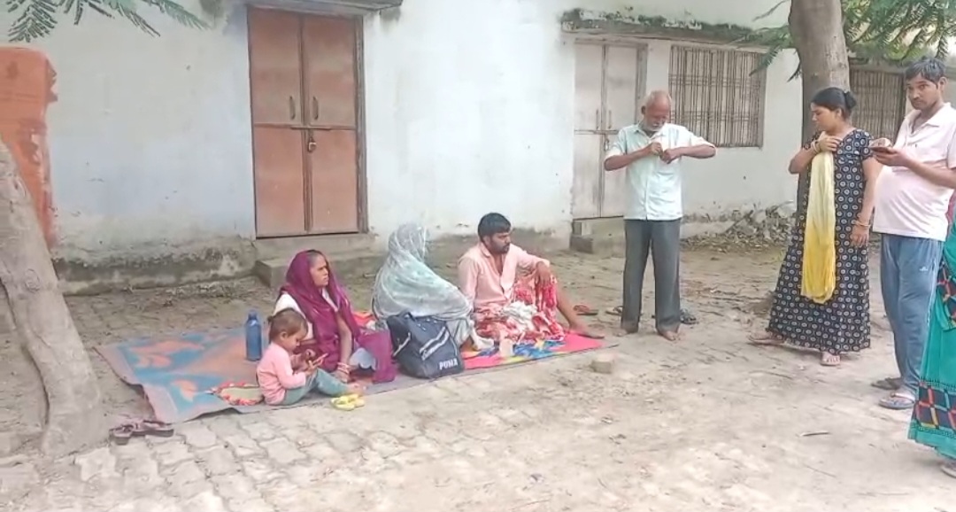 चेचक पीड़ित को मेडिकल कॉलेज से भगाया, सड़क पर इलाज को मजबूर; प्रिंसिपल ने लिया संज्ञान