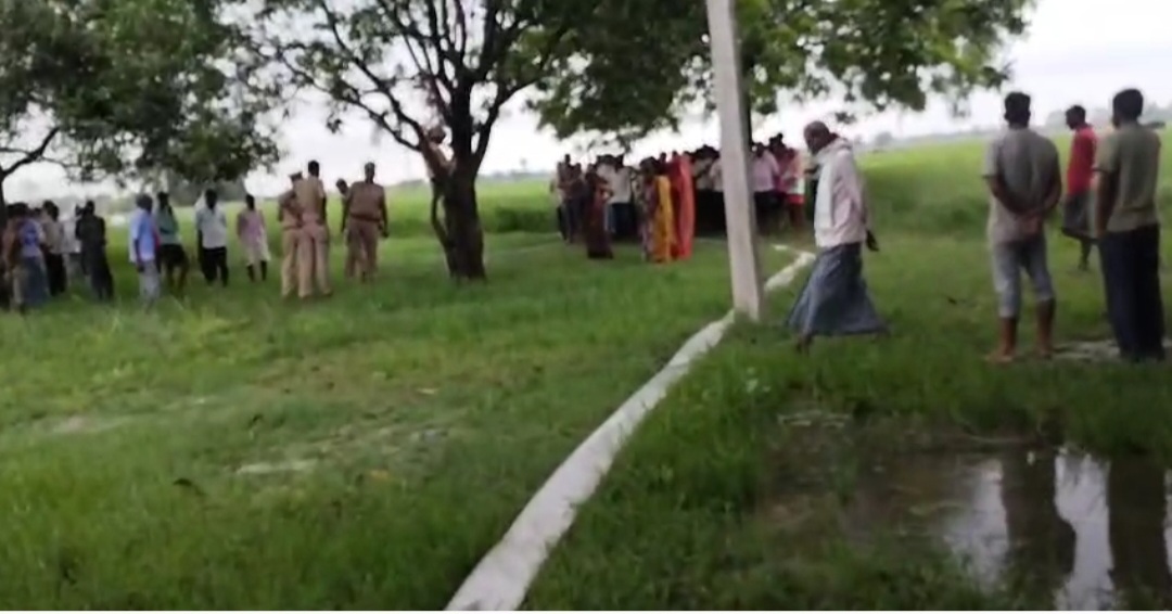 आम के पेड़ से लटकता मिला बुजुर्ग का शव, हत्या की आशंका से गांव में सनसनी