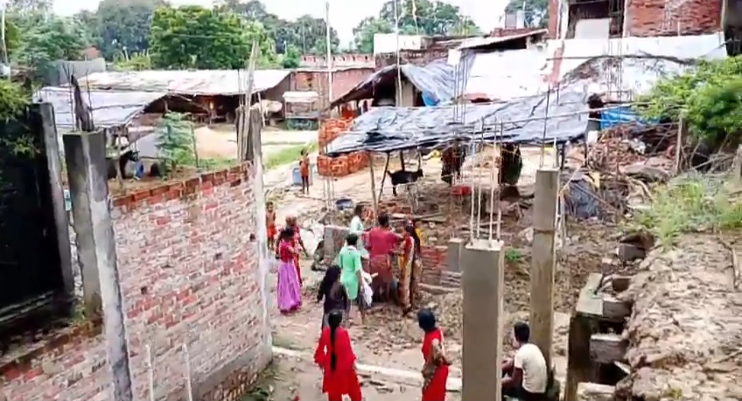 हरदोई में मां-बेटी से मारपीट, रास्ते पर अवैध निर्माण का विरोध किया, महिलाओं ने किया हमला