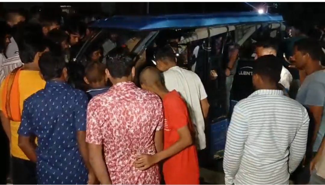 घर जाते समय ऑटो चालक की हत्या से मचा हड़कंप