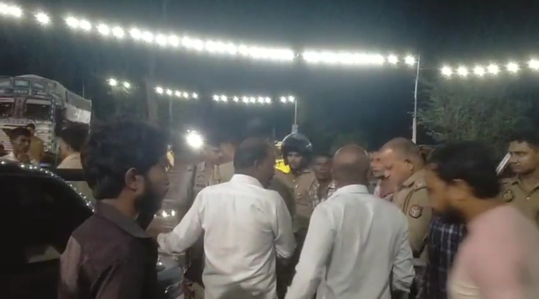 हरदोई में BJP झंडा लगी TUV कार ने ALTO को मारी टक्कर, तीन युवक घायल