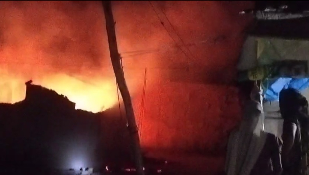 गैस सिलेंडर फटने से घर में लगी भीषण आग, नकदी-जेवरात जलकर राख