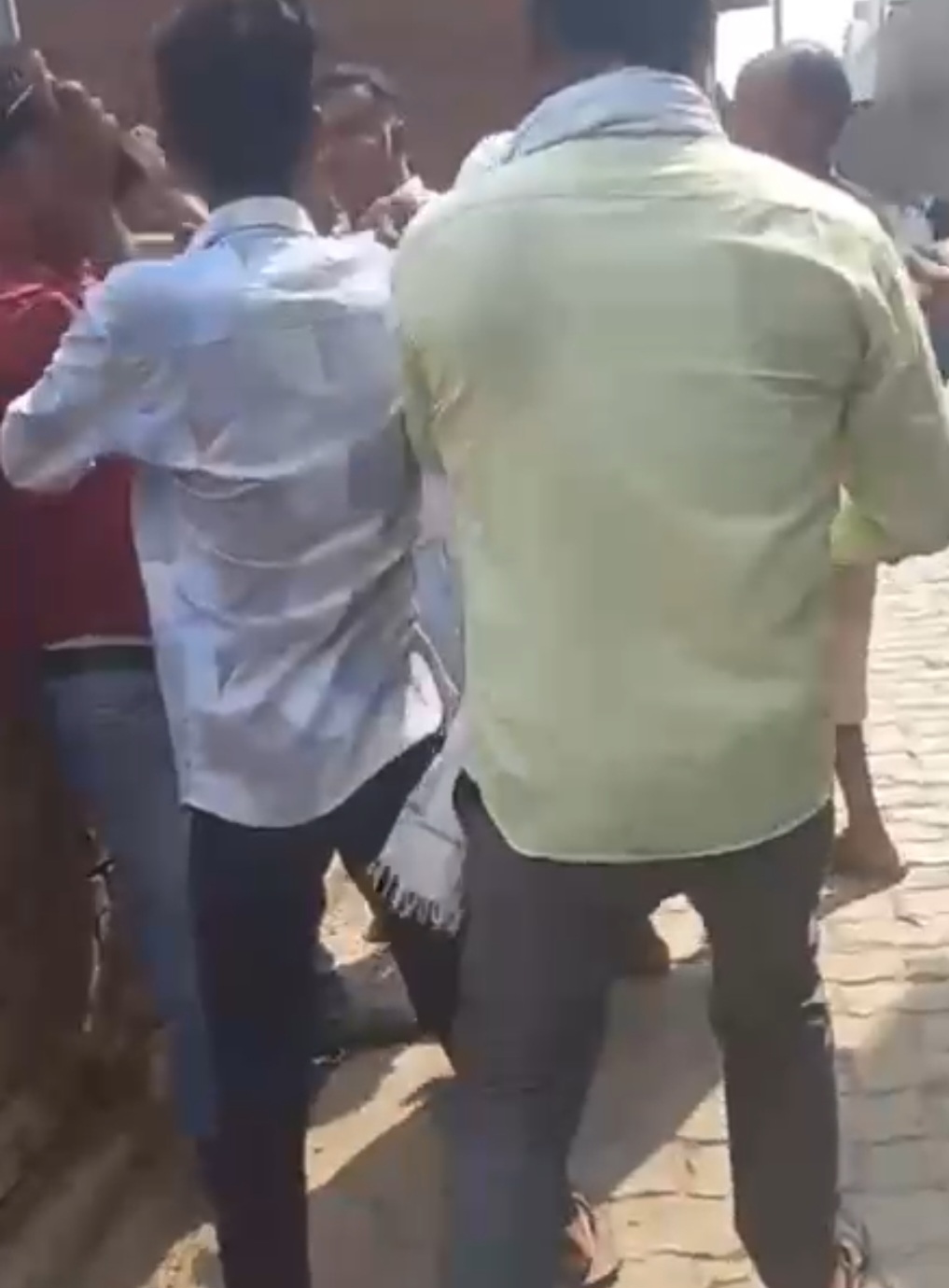 राजस्व वसूली करने गए बिजली विभाग कर्मियों पर हमला, वीडियो आया सामने