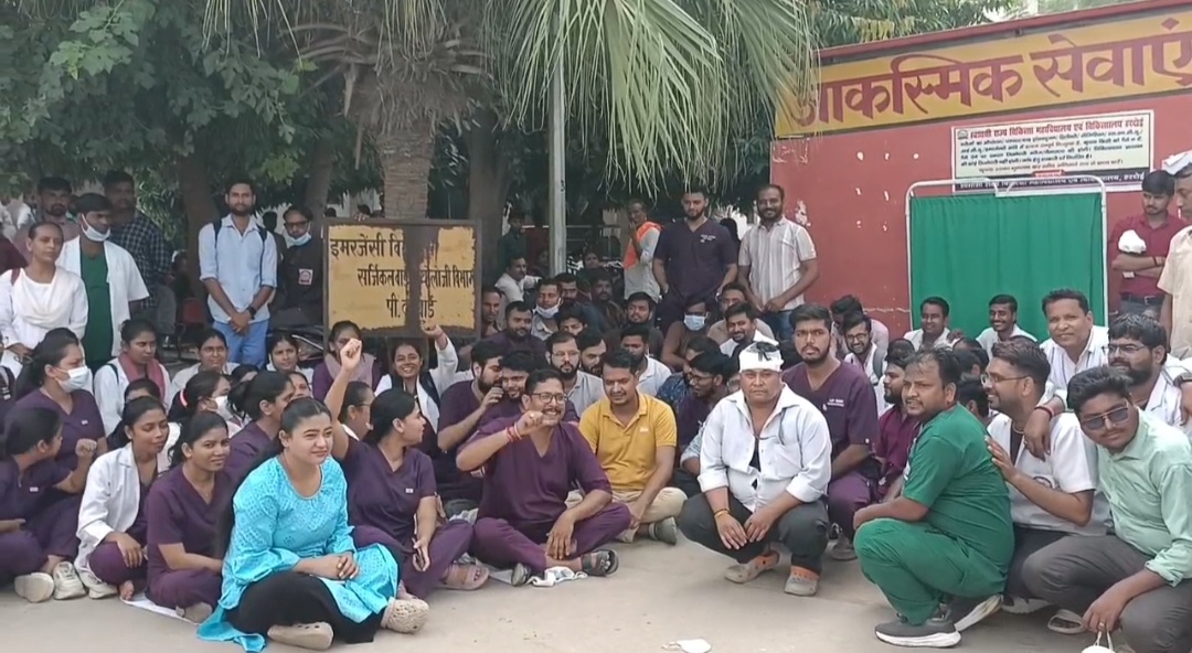 मारपीट के विरोध में मेडिकल कॉलेज हरदोई के स्वास्थ्यकर्मी हड़ताल पर, ओपीडी सेवाएं ठप