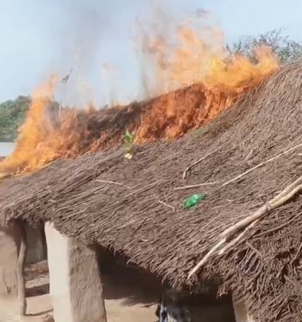 रास्ता बंद करने पर विवाद, दबंगों ने महिला के घर में लगाई आग, पति समेत तीन घायल