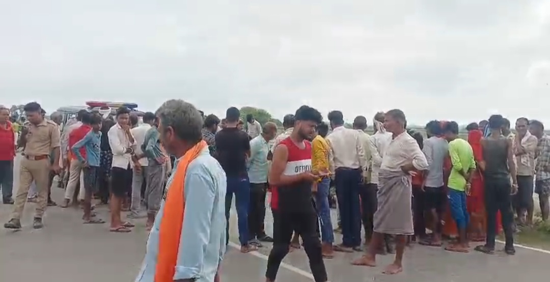 सड़क किनारे संदिग्ध हालात में मिला युवक का शव, क्षेत्र में फैली सनसनी