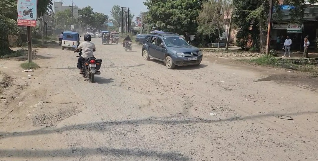 जनपद को राजधानी लखनऊ से जोड़ने बाला मुख्य मार्ग जर्जर, सड़क पर गहरे गड्ढे, जिम्मेदार बेखबर