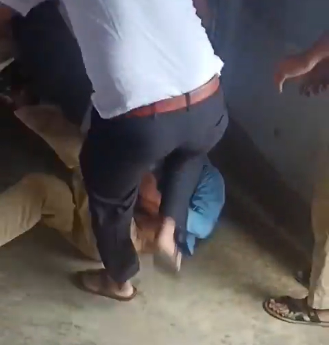 हरदोई में शिक्षक की हैवानियत का वीडियो वायरल, छात्र की पिटाई से अभिभावकों में आक्रोश