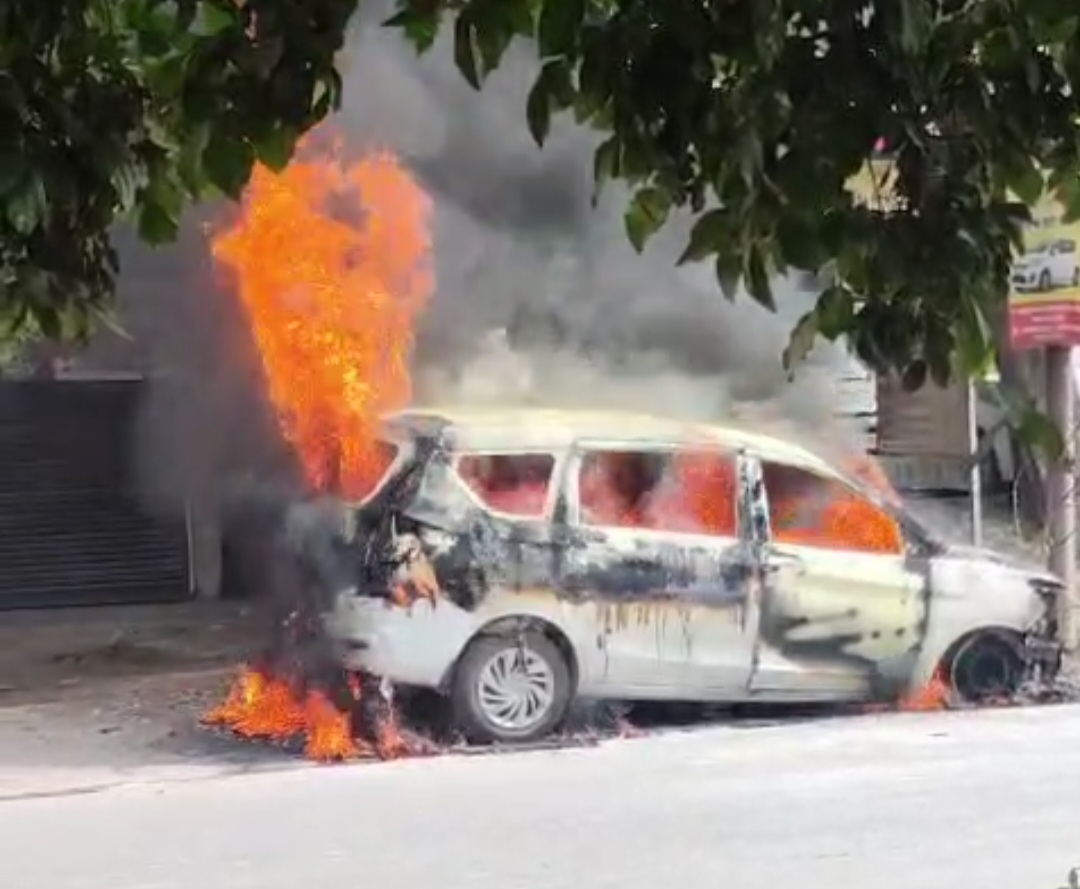 सड़क किनारे खड़ी कार में लगी भीषण आग, मचा हड़कंप