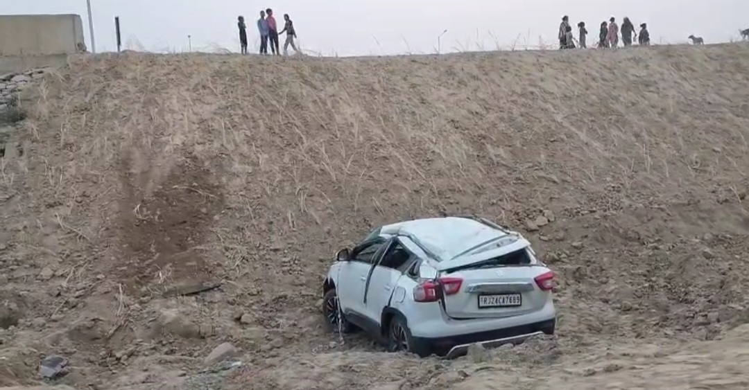 गंगा एक्सप्रेस-वे पर बड़ा हादसा: 20 फीट नीचे गिरी ब्रेजा कार, 4 लोग घायल