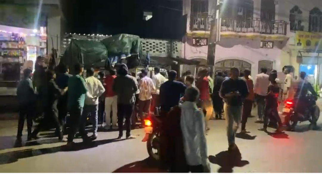 तेज रफ्तार पिकअप ने मचाई तबाही, ऑटो चालक की मौत, कई घायल