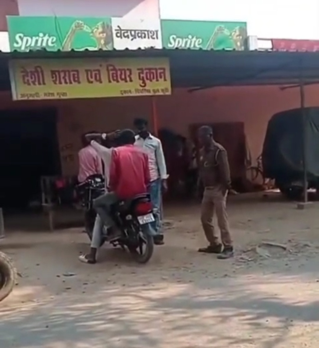 वर्दी में लड़खड़ाते PRD जवान का वीडियो,शराब के नशे में धुत होकर सड़क पर घूमता रहा, पुलिस ने कराया मेडिकल