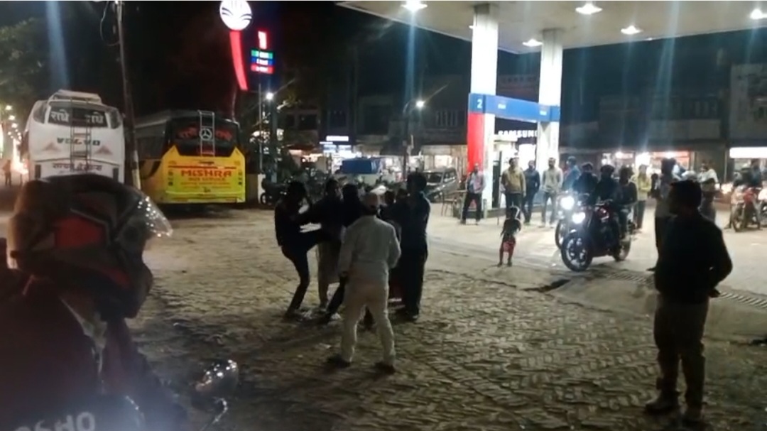 शहर कोतवाली क्षेत्र के सिनेमा चौराहे स्थित पेट्रोल पंप पर सोमवार देर शाम महिला से बदतमीजी करने पर बस के कंडक्टर की लोगों ने जमकर पिटाई कर दी। घटना का