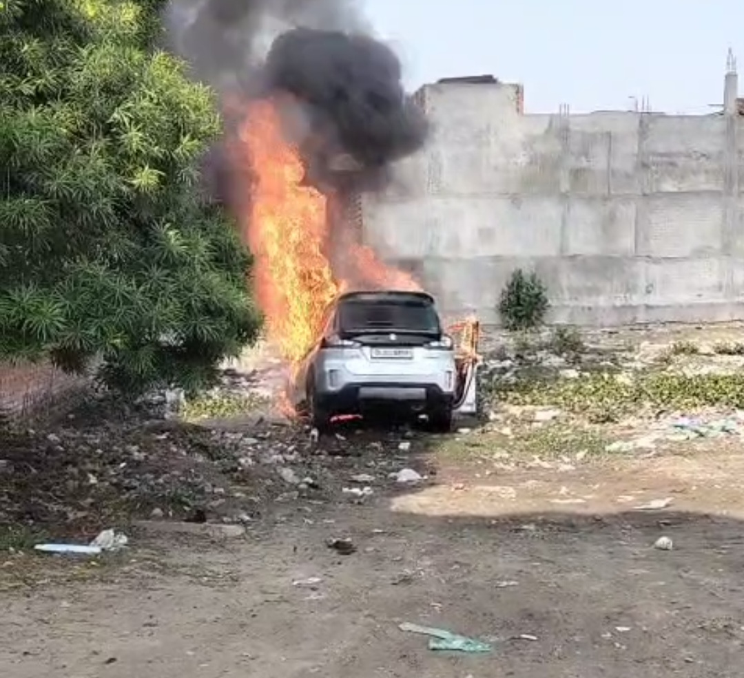 गूगल मैप ने फिर किया गुमराह, दिल्ली जा रही अर्टिगा फंसकर आग की चपेट में—पूरी कार राख