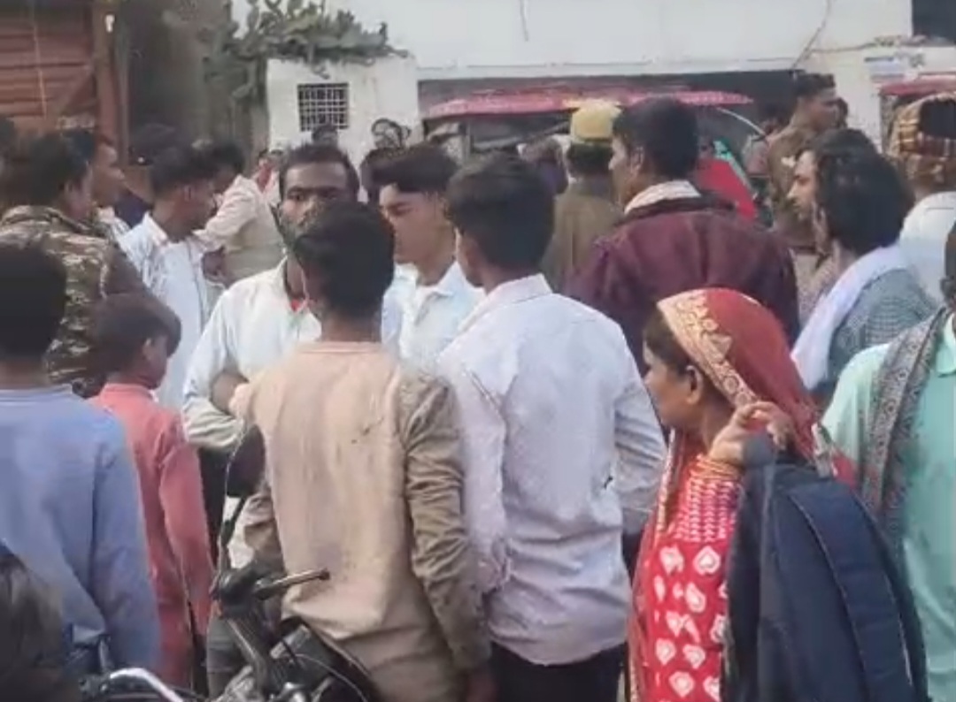 डीसीएम की चपेट में आने से पत्नी की मौके पर मौत