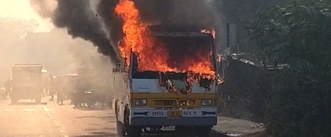 संडीला में खड़ी सीएनजी प्राइवेट बस में लगी भीषण आग, फायर ब्रिगेड ने पाया काबू