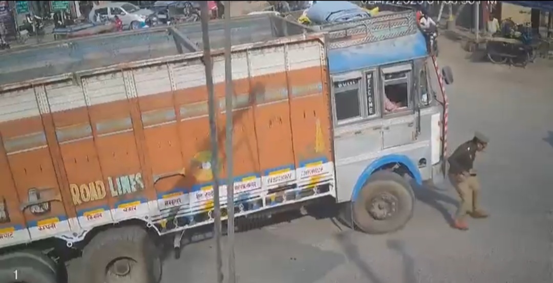 हरदोई में ड्यूटी के दौरान चौकी इंचार्ज को ट्रक की टक्कर, CCTV फुटेज में साफ दिखा हादसा