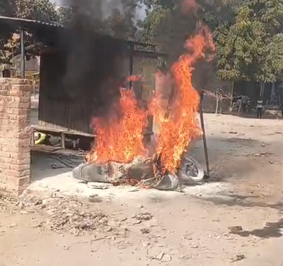 हरदोई में वेल्डिंग के दौरान बाइक में लगी आग, देखते ही देखते जलकर हुई राख, ग्रामीणों ने कड़ी मशक्कत के बाद पाया काबू