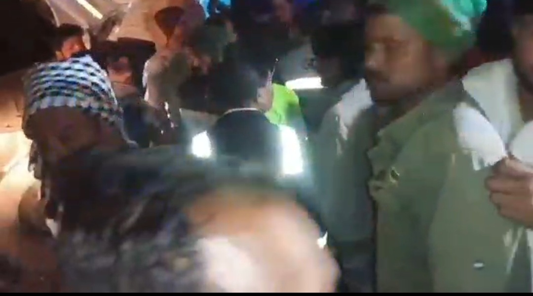 NH-30 पर पेड़ से टकराकर खाई में गिरा ट्रक, चालक गंभीर रूप से घायल