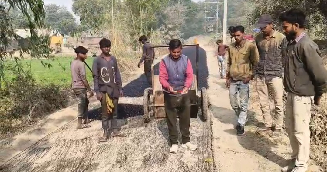 हरदोई में सड़क निर्माण में बड़ा घोटाला उजागर,ग्रामीणों ने वीडियो जारी कर खोली भ्रष्टाचार की परतें
