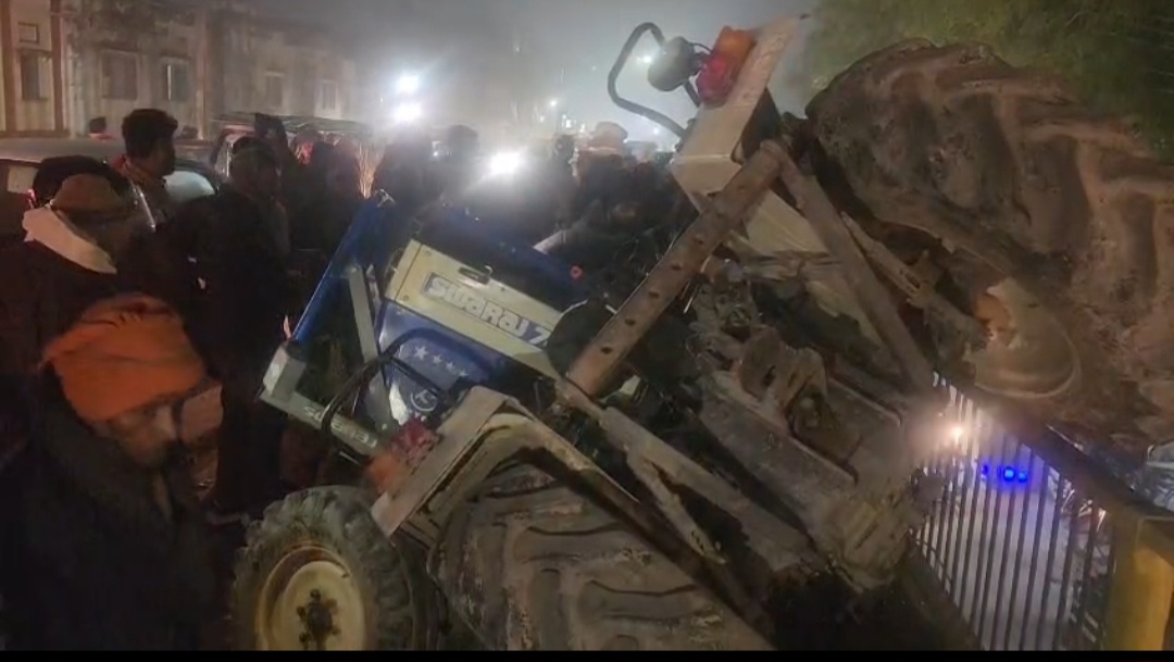 सीतापुर ओवर ब्रिज पर तेज रफ्तार का कहर, ट्रैक्टर-बस की आमने-सामने भिड़ंत में तीन घायल