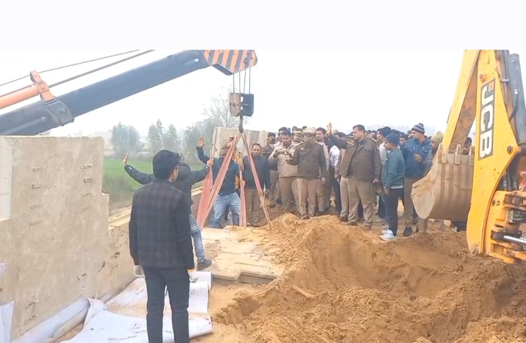 हरदोई में निर्माणाधीन बाईपास पर मिला किशोर का शव, परिजनों ने जताई हत्या की आशंका, सीमेंट स्लैब के नीचे दबा था